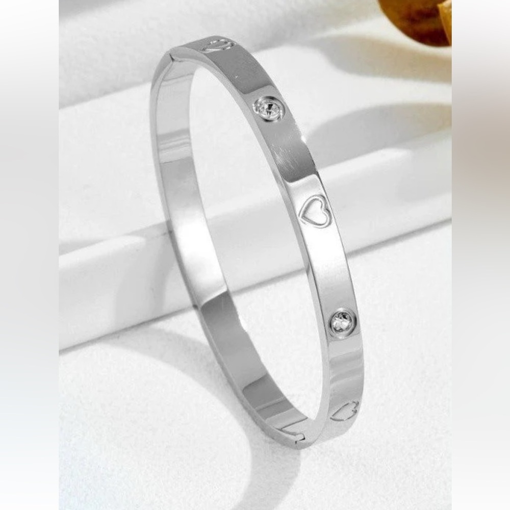 ShopEvelynne Silver Heart Charm Bracelet